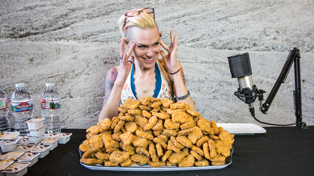 Η γυναίκα που κατάφερε να φάει 360 chicken nuggets (vid)
