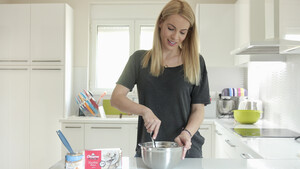 Η Μαρία Λουίζα Βούρου μαγειρεύει energy balls με χαλβά Όλυμπος Βανίλια