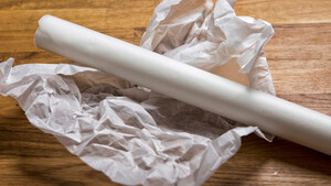 Ξέρεις πώς φτιάχνεις σκούπα από… λαδόκολλα;