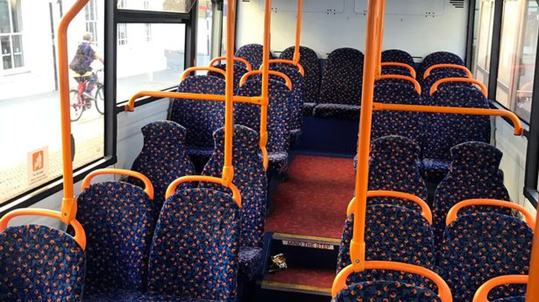Ξέρεις γιατί έχουν πολύχρωμα σχέδια τα καθίσματα των λεωφορείων;