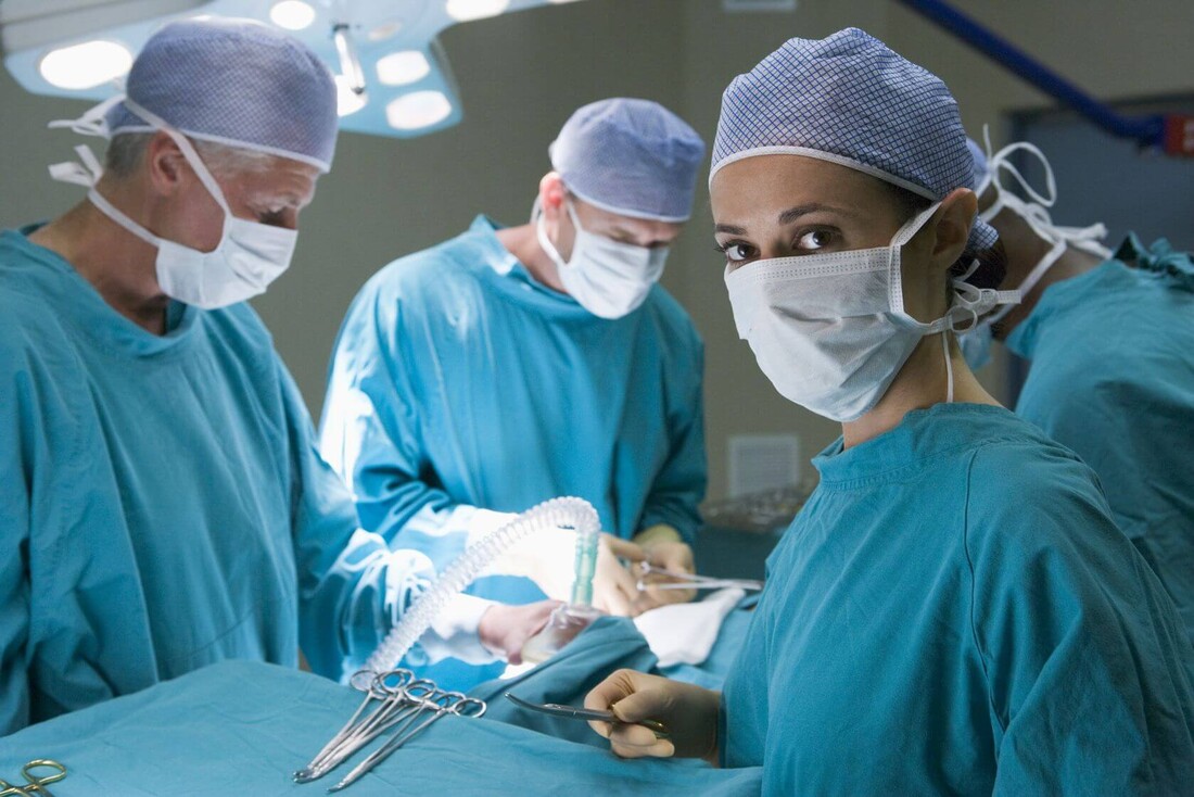 Γιατί οι χειρουργοί φοράνε μπλε ή πράσινες στολές;
