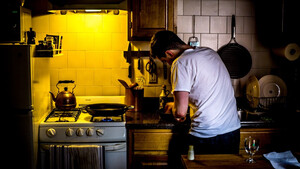 #WannabeMasterChef: Πέντε ιδέες που αναβαθμίζουν άμεσα την κουζίνα του εργένη