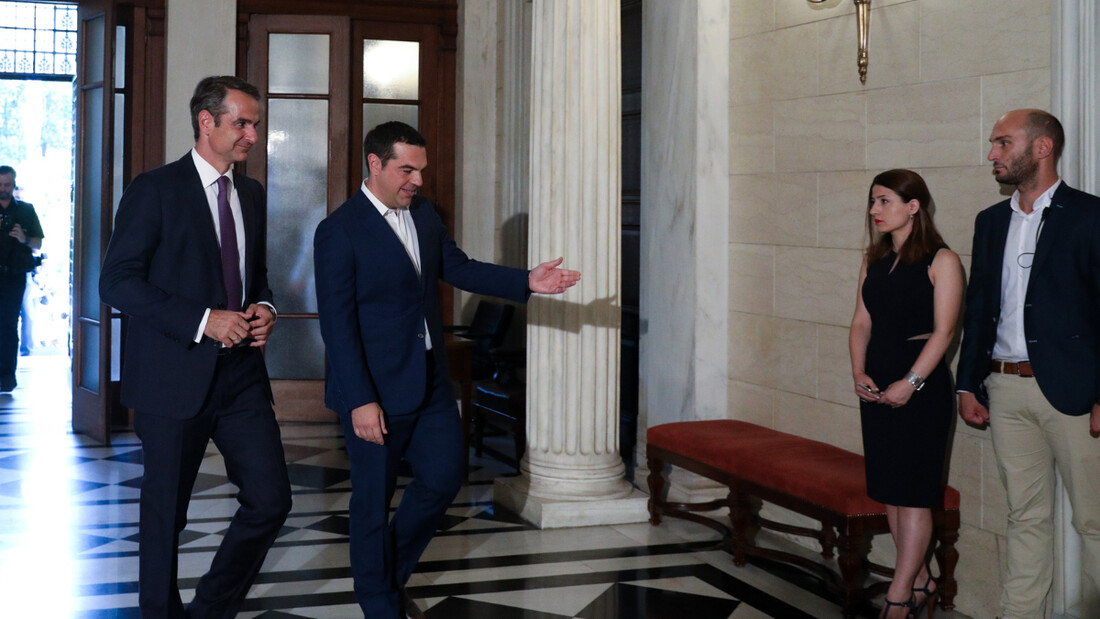 Ο Μητσοτάκης παρέλαβε το Μέγαρο Μαξίμου από τον Τσίπρα