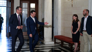 Ο Μητσοτάκης παρέλαβε το Μέγαρο Μαξίμου από τον Τσίπρα