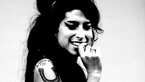 Τα ερμητικά κλειστά μάτια της Amy Winehouse