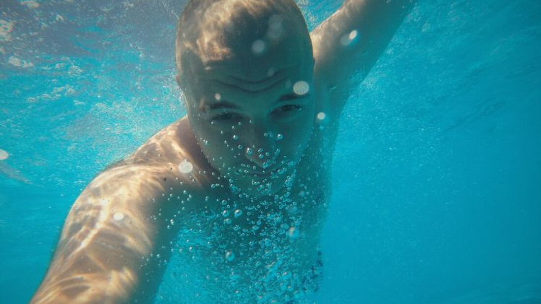 Τι συμβαίνει όταν κολυμπάς χωρίς να κλείσεις τα μάτια σου;