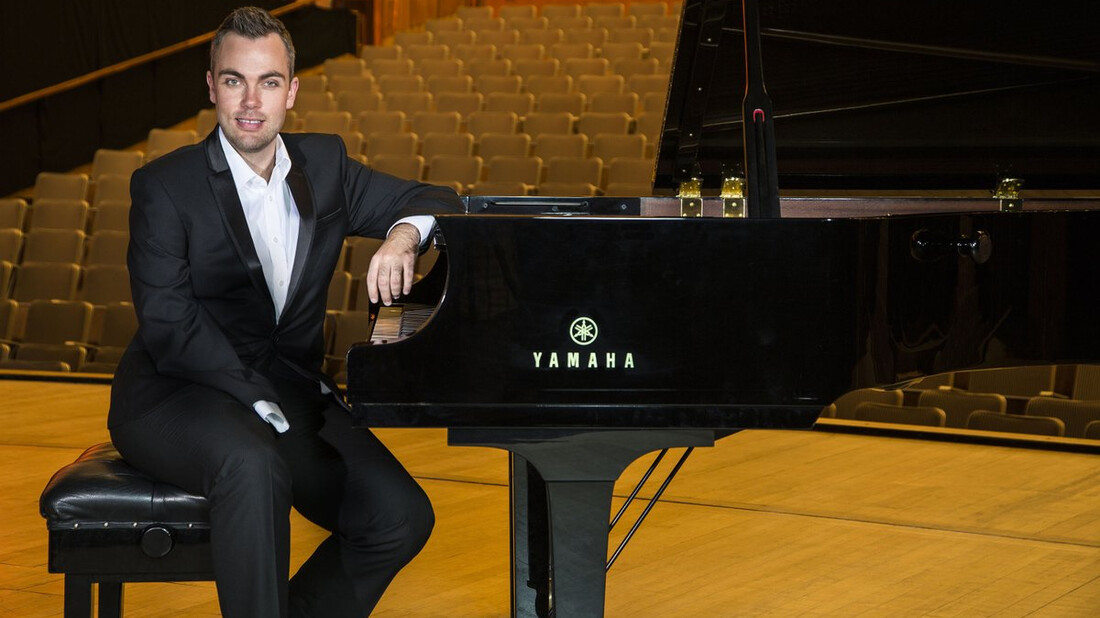 Καταπληκτικό: ο χαρισματικός βιρτουόζος πιανίστας που γεννήθηκε με ένα χέρι