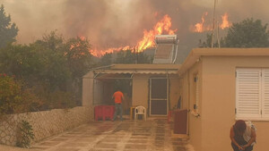 Φωτιά στη Ζάκυνθο: Οι φλόγες έφτασαν στο χωριό Κερί - Εκκενώνονται τα πρώτα σπίτια