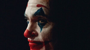 Μην πας για να δεις Τον Joker, γιατί δε θα τον δεις. This is not a Batman movie