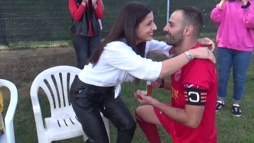 Απίστευτο! Ποδοσφαιριστής κάνει πρόταση γάμου σε κόρη αντίπαλου παράγοντα (video)