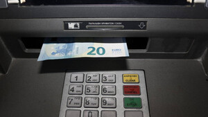 Αναδρομικά: Ποιοι και πότε θα πάρουν έως και 30.000 ευρώ (ΠΙΝΑΚΕΣ)
