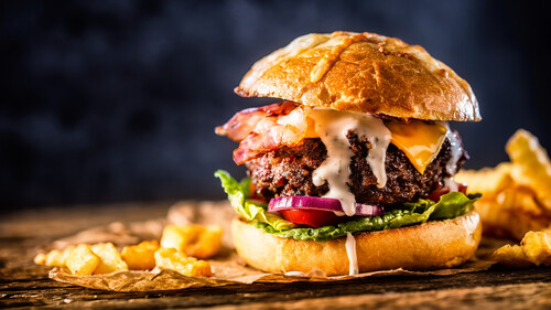 Πώς θα κάνεις νοστιμότερα τα burger που φτιάχνεις στο σπίτι