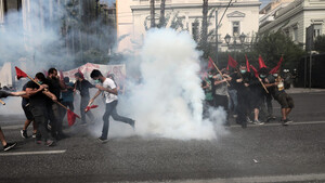 Συναγερμός ΤΩΡΑ στο κέντρο της Αθήνας: Επεισόδια στο εκπαιδευτικό συλλαλητήριο (pics)