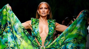 Η Jennifer Lopez αποδεικνύει πως τα 50 είναι τα νέα 30