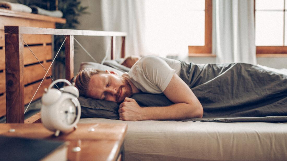 Πώς να καταφέρεις επιτέλους να ξυπνάς νωρίς χωρίς να γίνεσαι ζόμπι