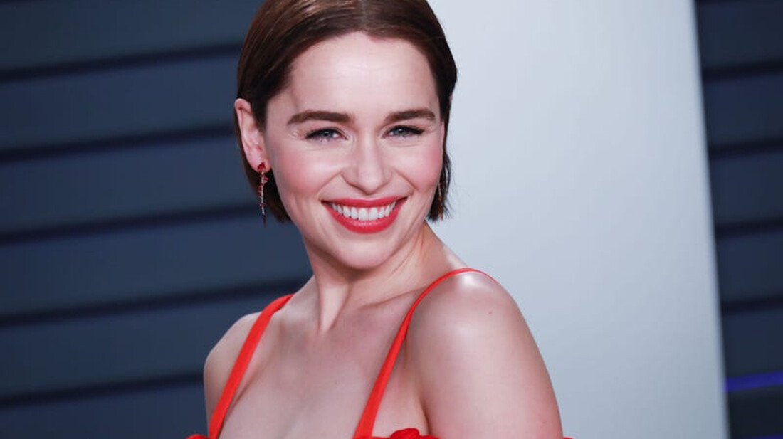 Η Emilia Clarke προβάρει το σμόκιν του 007