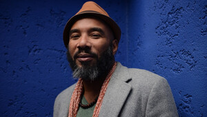 Anthony Joseph: «Ο φανκι λόγος και η world ποίηση της τζαζ»