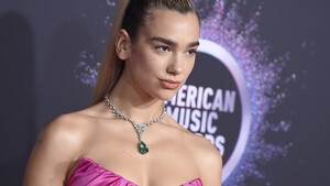 Η τελευταία εμφάνιση της Dua Lipa θα σου «κόψει την ανάσα»