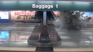 Πανικός σε αεροδρόμιο! Έκρηξη στην αίθουσα αποσκευών - Δεν φαντάζεστε τι έγινε! (video)