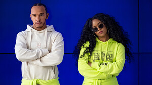 Ο TOMMY HILFIGER ΚΑΙ Ο LEWIS HAMILTON ΕΚΠΛΗΣΣΟΥΝ ΤΟΥΣ FAN ΜΕ ΤΗ ΣΥΝΕΡΓΑΣΙΑ ΤΟΥΣ ΜΕ ΤΗ H.E.R.