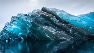 Πώς φαίνεται ένα παγόβουνο κάτω από την επιφάνεια της θάλασσας;
