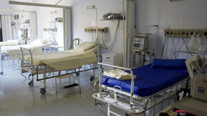 Καβάλα: Χαμός σε νοσοκομείο – Έπεσε ξύλο στα επείγοντα (pics)