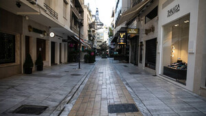 Η άδεια Αθήνα συνεχίζει να είναι μία τρομαχτική εικόνα