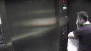 Σκάνδαλο: Διέρρευσαν φωτογραφίες της συζύγου πασίγνωστου ηθοποιού με τον εραστή της στο ασανσέρ