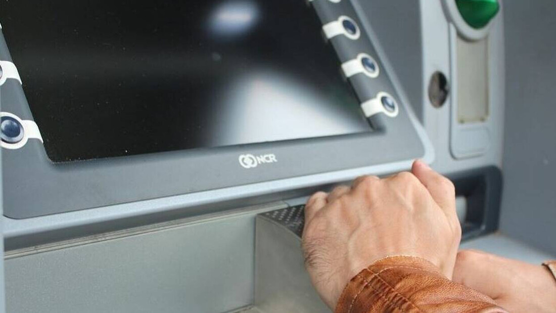 Αδιανόητο! Πήγε να πάρει το επίδομα στο ATM - «Πάγωσε» με το ποσό που είδε στο λογαριασμό του