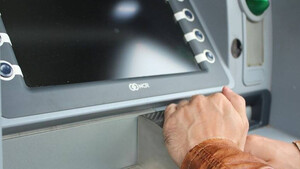 Αδιανόητο! Πήγε να πάρει το επίδομα στο ATM - «Πάγωσε» με το ποσό που είδε στο λογαριασμό του