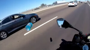 Χαμός στον δρόμο: Οδηγός πέταξε μπουκάλι σε μοτοσικλετιστή - Δεν φαντάζεστε γιατί (video)