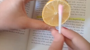 Βάζει λεμόνι σε μία μπατονέτα και την περνάει στο βιβλίο - Δεν θα πιστεύετε γιατί (video)