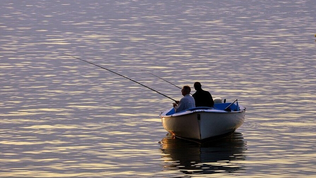 Βγήκαν στα ανοιχτά να ψαρέψουν - Τρελάθηκαν μ' αυτό που είδαν να τους πλησιάζει (photos+video)