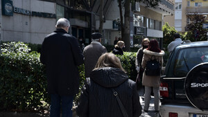 Μαζί με τον κορονοϊό θα πρέπει να συνηθίσουμε και τις ουρές