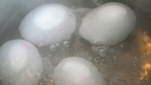 Ρίχνετε αλάτι στο νερό που βράζει τα αυγά σας; Σταματήστε αμέσως (photos)