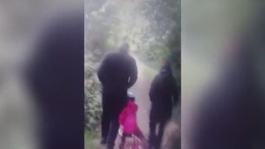Ένα 6χρονο κορίτσι έπεσε με το ποδήλατο σε ζευγάρι - Σοκάρει η αντίδρασή τους (video)