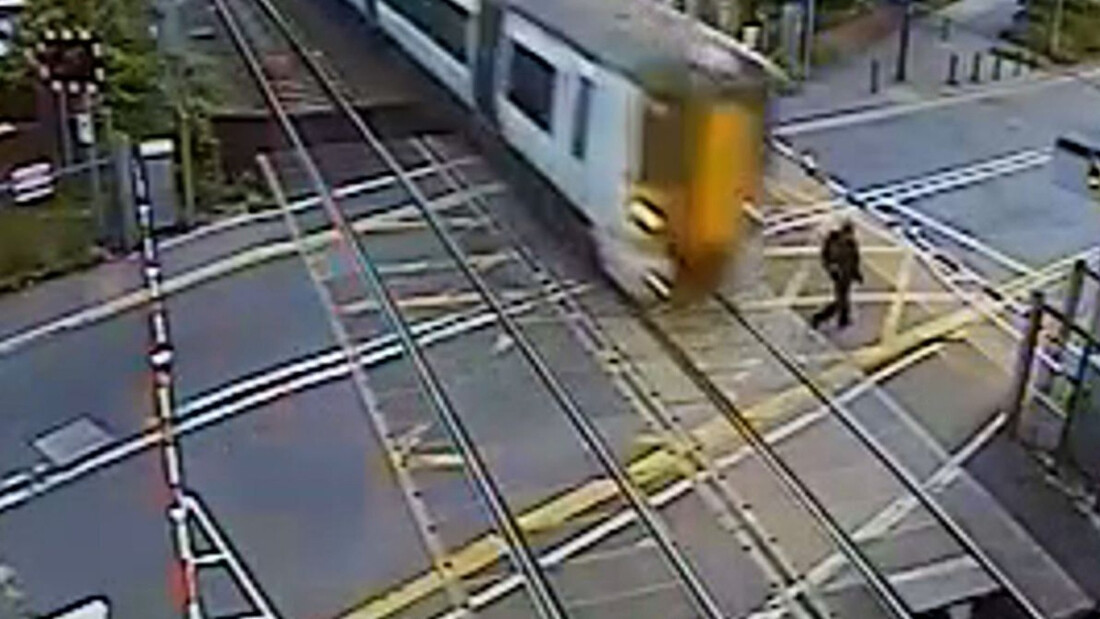 Εικόνες σοκ - Άνδρας περνάει τις γραμμές όταν πλησιάζει τρένο - Δεν υπάρχει η συνέχεια (video)