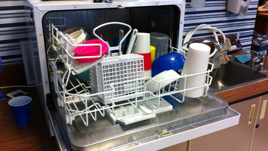 Μυρίζει άσχημα το πλυντήριο πιάτων; Έτσι θα διώξετε τη μυρωδιά με υλικό από το ψυγείο (photos)