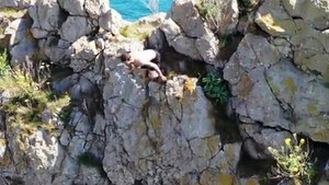 Εικόνες σοκ: Έπεσε από βράχο 60 μέτρων στη θάλασσα - «Πάγωσαν» μόλις είδαν τι έπαθε (video)