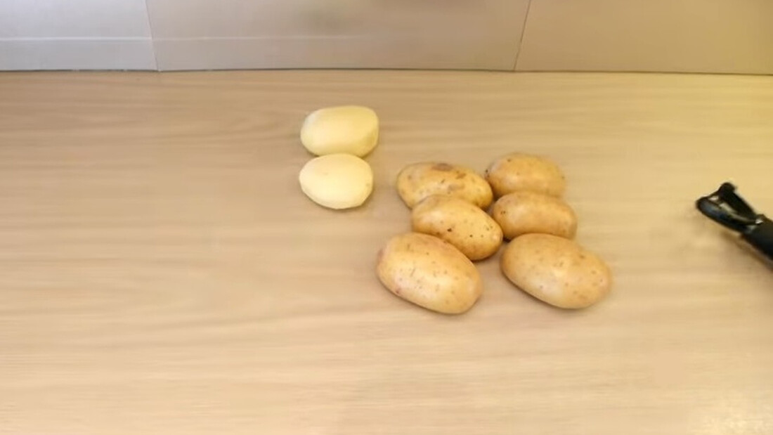 Καθαρίστε τις πατάτες σας χωρίς καθόλου κόπο - Τρομερό κόλπο (video)