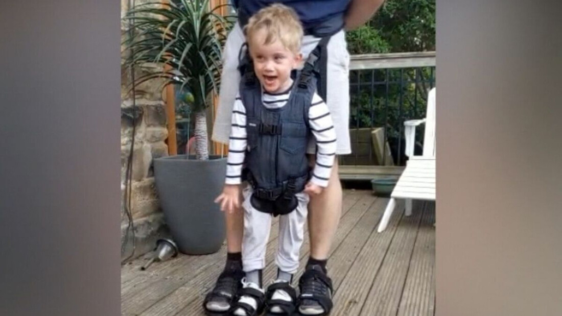 Αγόρι 4 ετών κάνει τα πρώτα του βήματα - Συγκινητική η αντίδρασή του (video)