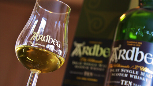 Το Ardbeg Ten είναι το καπνιστό whisky που αναζητούσες τόσο καιρό