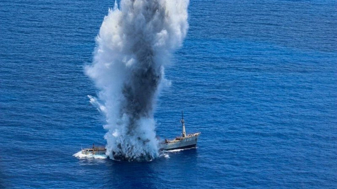 Υποβρύχιο βυθίζει πλοίο στο Αιγαίο - Συγκλονιστικές εικόνες