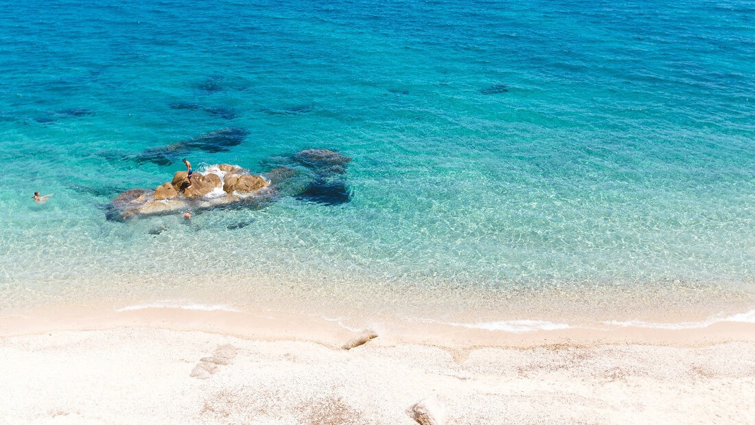 Η αγαπημένη μου παραλία είναι «κρυμμένη» κάπου στη Χαλκιδική
