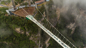 Αυτή είναι η μεγαλύτερη γυάλινη γέφυρα του κόσμου