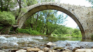 Αυτό είναι το ελληνικό γιοφύρι με την τέλεια καμάρα