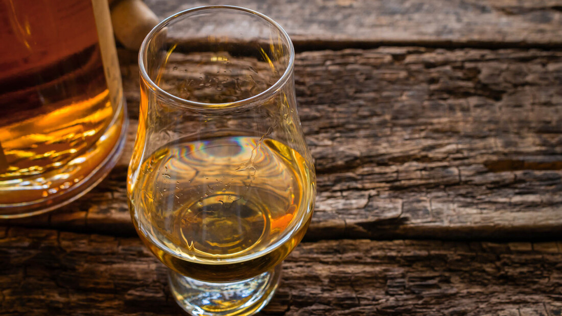 Τρεις ορκισμένοι whisky lovers προτείνουν τις φιάλες που θα αγοράσεις για τις γιορτές
