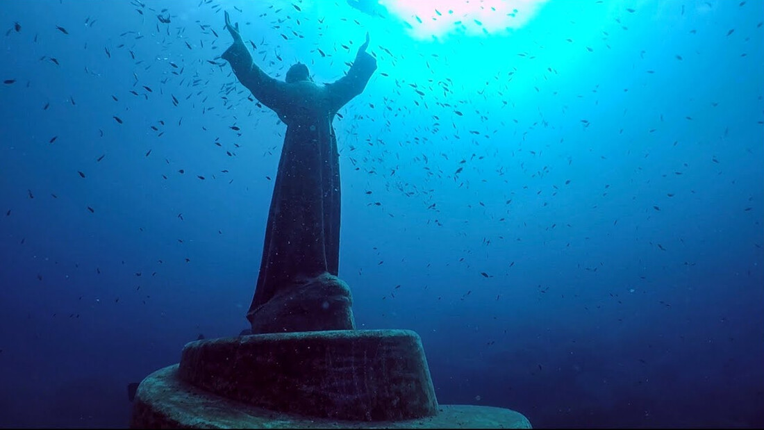 Ήξερες ότι υπάρχει υποβρύχιο άγαλμα του Ιησού Χριστού;