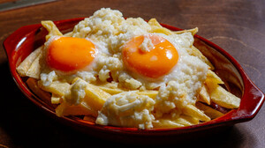 Η στάκα με αβγά είναι το πρωινό που μιλάει στην καρδιά του κάθε άντρα