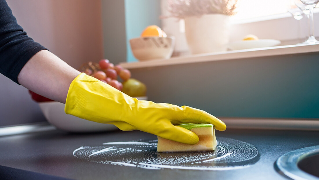 Πώς θα καθαρίσεις εύκολα τα λάδια που χύθηκαν στη κουζίνα